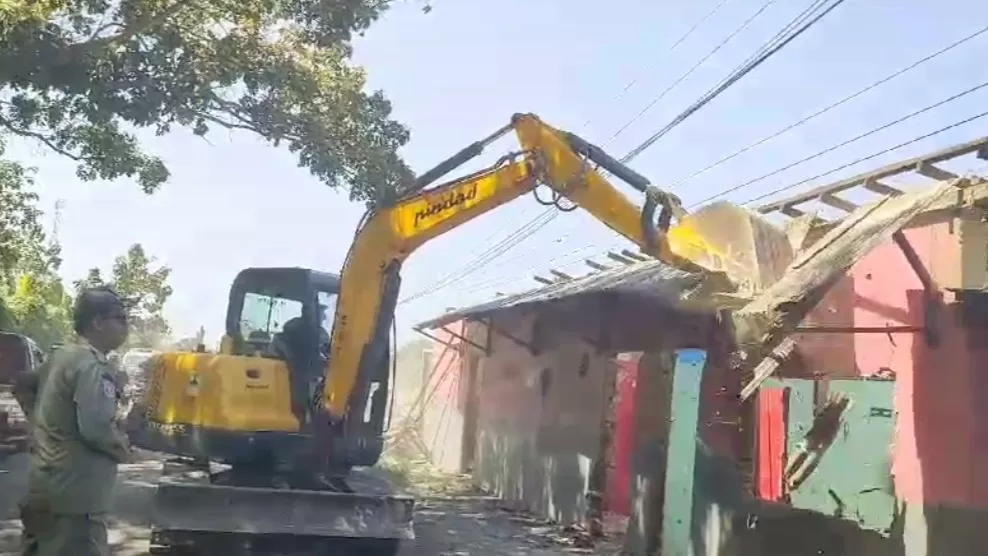 Diduga Jadi Tempat Esek-Esek, 2 Alat Berat Robohkan 30 Bangunan di Brebes