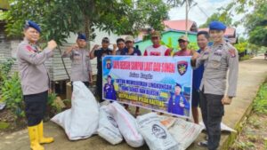 Ditpolairud Polda Kalteng Bersama Masyarakat Kumpulkan 7 Karung Sampah