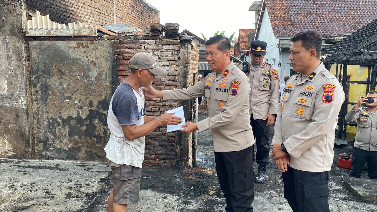 Duka Kebakaran Di Desa Bandar, Polres Batang Berikan Bantuan Dan