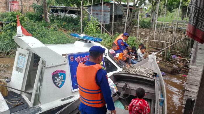 Fasilitasi Kapal Melek Huruf, Ditpolairud Polda Kalteng Tingkatkan Minat Baca