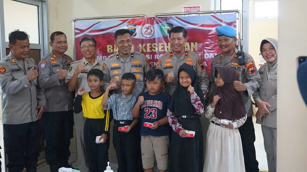 Gelar Bakti Kesehatan, Dokkes Polres Batang Salurkan Alat Bantu Penyandang