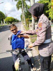 Gelar Jumat Berkah, Ditlantas Polda Kalteng Bagikan Paket Sembako Kepada Masyarakat Membutuhkan