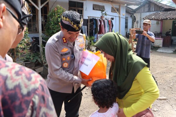 Gelar Minggu Kasih, Kapolres Jembrana Beri Sembako Pada Masyarakat Disabilitas