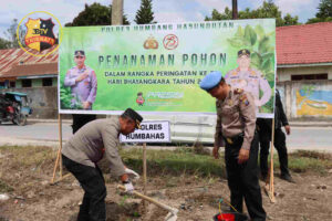 Laksanakan Penanaman Pohon, Polres Humbahas Dukung Ketahanan Pangan