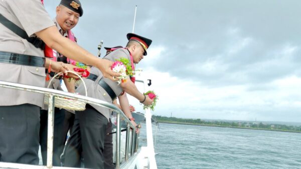 Gelar Ziarah Dan Tabur Bunga Laut, Polresta Banyuwangi Sambut Hari