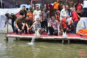 Bupati Sukoharjo Galakkan Konsumsi Makan Ikan, Getol Tebar Benih Ikan di Embung