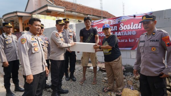 Hut Ke 78 Bhayangkara : Polres Batang Bantu Korban Kebakaran Di