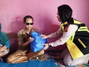 Hari Bhayangkara Ke 78, Rumkit Bhayangkara Sambangi Dan Beri Bansos Penyandang Disabilitas