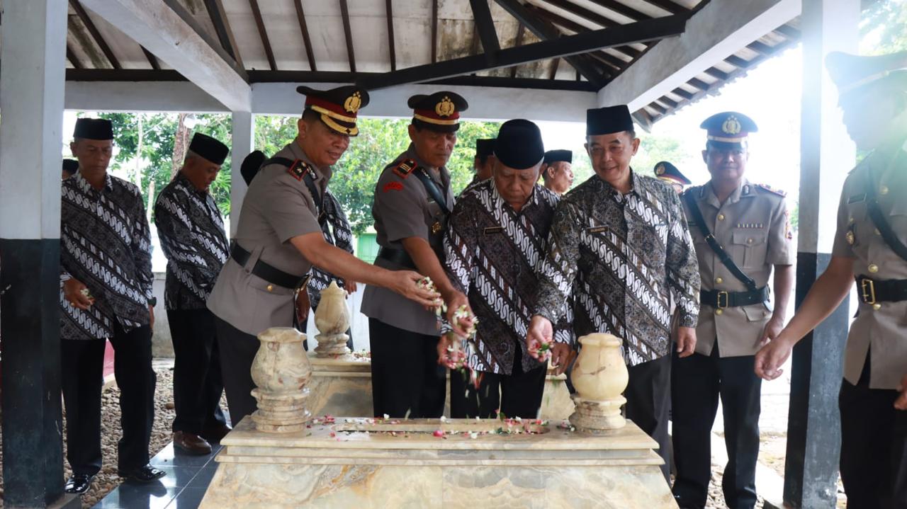 Hari Bhayangkara, Polres Batang Ziarah Ke Tmp Kadilangu