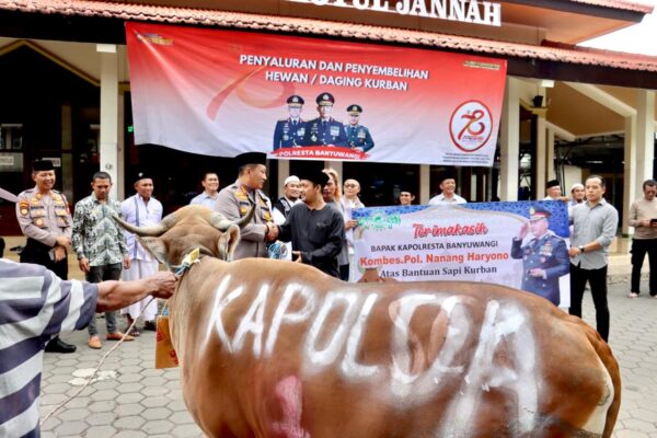 Hari Raya Idul Adha, Polresta Banyuwangi Serahkan Puluhan Hewan Kurban