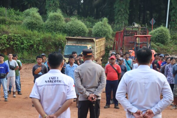 Hindari Penyalahgunaan Narkotika, Kapolres Dan Sat Resnarkoba Tes Urine Karyawan