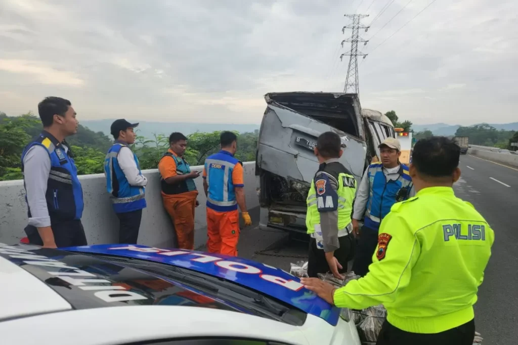 Isuzu Elf Pedagang Batik Pekalongan Terguling di Tol Banyumanik Semarang