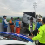 Isuzu elf pedagang batik pekalongan terguling di tol banyumanik semarang