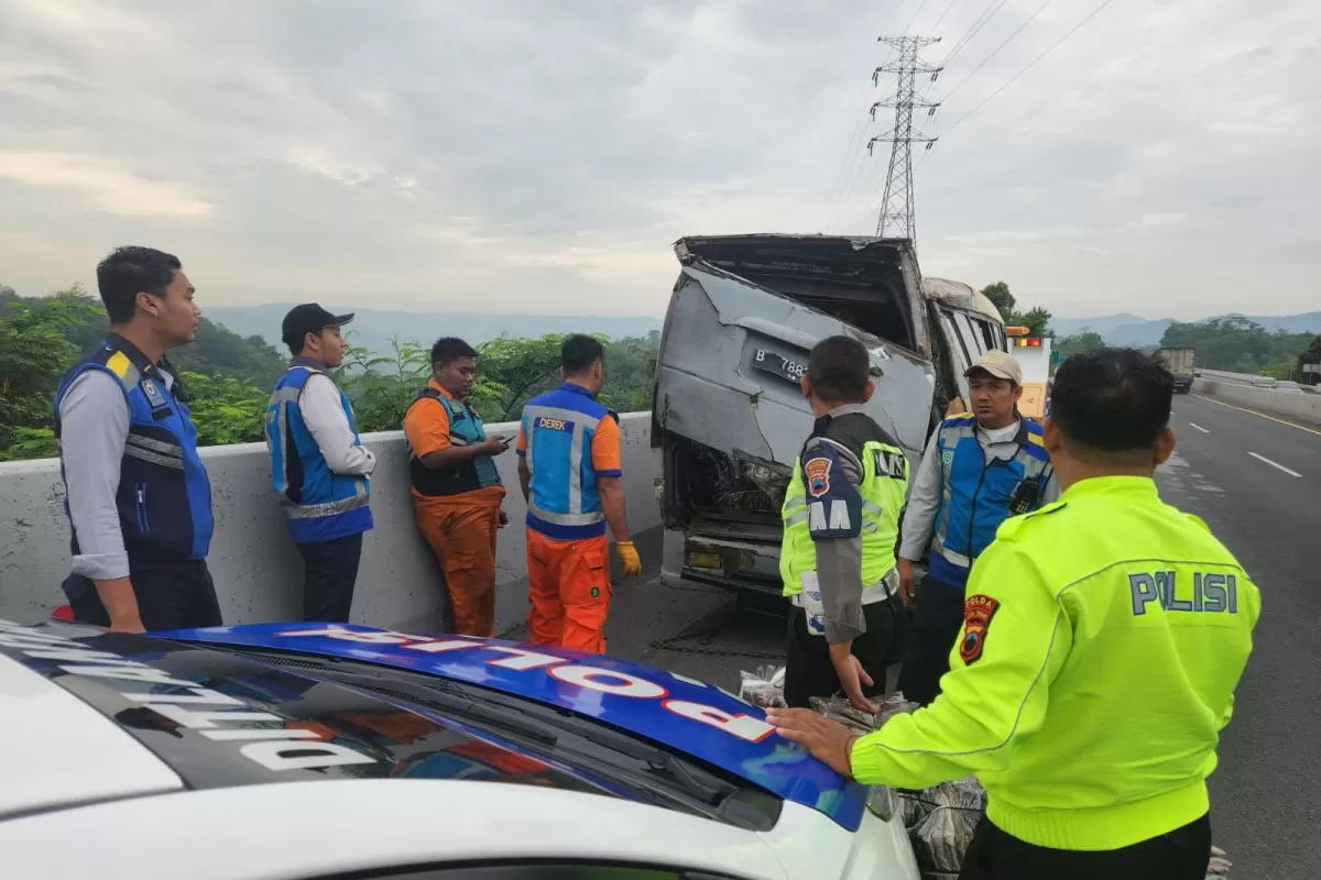 Isuzu Elf Pedagang Batik Pekalongan Terguling Di Tol Banyumanik Semarang