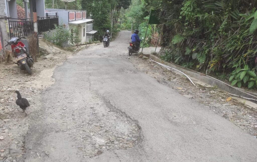 Rusak Parah, Warga Harap Jalan Penghubung 2 Kecamatan di Banjarnegara Segera Diperbaiki