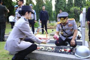 Jelang HUT Bhayangkara Ke-78, Jajaran Mabes Polri Ziarah ke TMP Kalibata