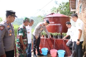 Peringati Hari Bhayangkara Ke-78, Polres Banjarnegara Gelar Bakti Sosial Penyediaan Sarana Air Bersih