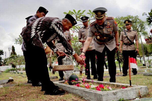 Jelang Hari Bhayangkara Ke 78, Polresta Banyuwangi Gelar Ziarah Dan Tabur