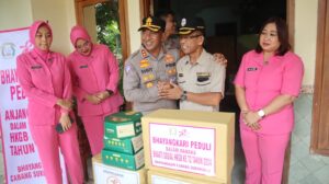 Berbagi Kebahagiaan di Hari Bhayangkara ke 78, Polres Sukoharjo Anjangsana ke Purnawirawan Polri dan Warakawuri