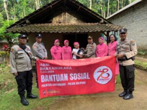 Salurkan Bantuan Sosial ke Warga, Polsek Kalipuro Banyuwangi Sambut Hari Bhayangkara ke-78