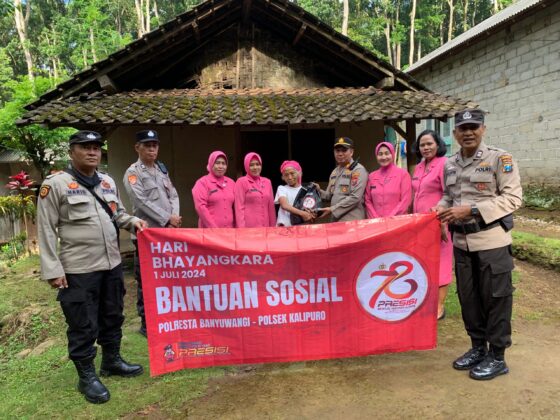 Jelang Hari Bhayangkara Ke 78, Polsek Kalipuro Banyuwangi Bagi Bantuan Sosial