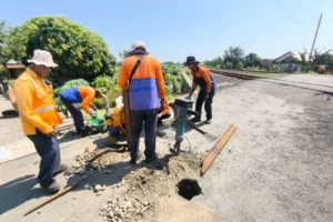 KAI menutup perlintasan lokasi tabrakan KA Joglosemarkerto di Kendal