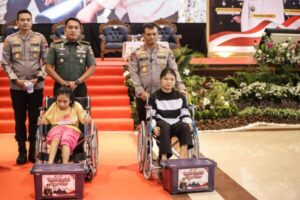 Kapolda Jateng Beri Bantuan Kursi Roda untuk Penyandang Disabilitas di Pemalang