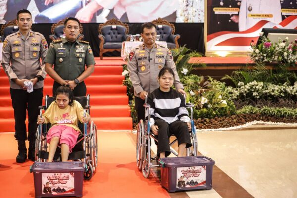 Kapolda Jateng Beri Bantuan Kursi Roda Untuk Penyandang Disabilitas Di