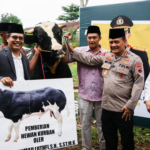 Kapolda Jateng Menyerahkan Sapi Hewan Qurban Ke Ponpes Wali Kabupaten