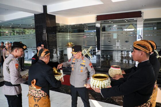 Kapolda Jateng Pimpin Tradisi Penyerahan Air Suci Rangkaian Hut Bhayangkara