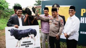 Kapolda Jateng Serahkan 3 Ekor Sapi ke Ponpes WALI di Kabupaten Semarang