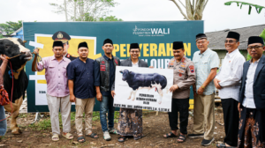 Kapolda Jawa Tengah Irjen Pol Ahmad Luthfi Serahkan Sapi Hewan Qurban ke Ponpes WALI Kabupaten Semarang