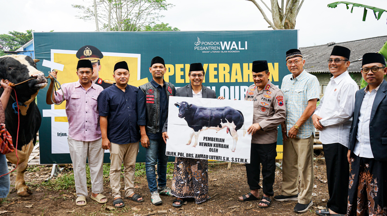 Kapolda Jawa Tengah Irjen Pol Ahmad Luthfi Serahkan Sapi Hewan