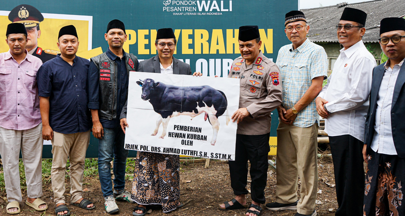 Kapolda Jawa Tengah Serahkan Sapi Hewan Qurban Ke Ponpes Wali