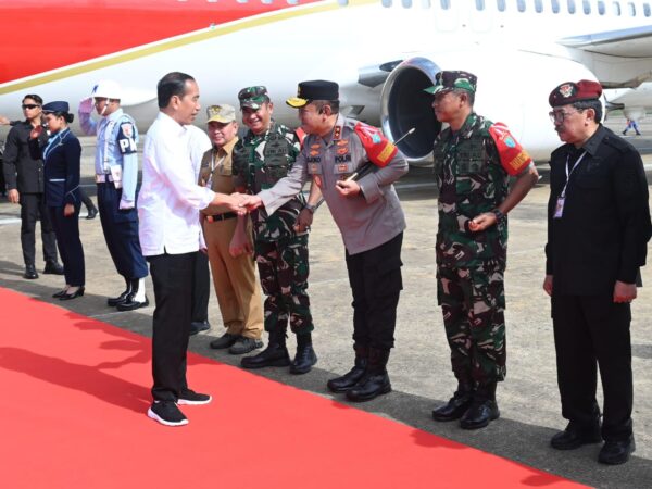 Kapolda Kalteng Bersama Gubernur Dan Pangdam Menyambut Kedatangan Presiden Joko