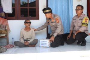 Berikan Bantuan Sembako, Kapolres Jembrana, Gelar “Minggu Kasih” di Desa Pekutatan