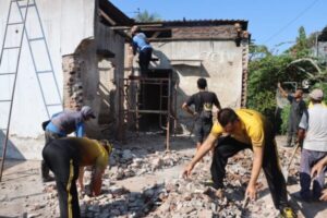 Peringati Hari Bhayangkara Ke-78, Kapolres Jembrana Pantau Bedah Rumah