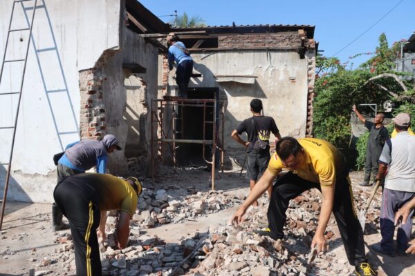 Kapolres Jembrana Pantau Bedah Rumah Sambut Hari Bhayangkara Ke 78