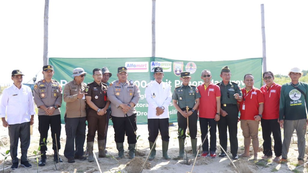 Kapolres Rembang Hadiri Penanaman Pohon Mangrove Peringatan Hari Lingkungan Hidup