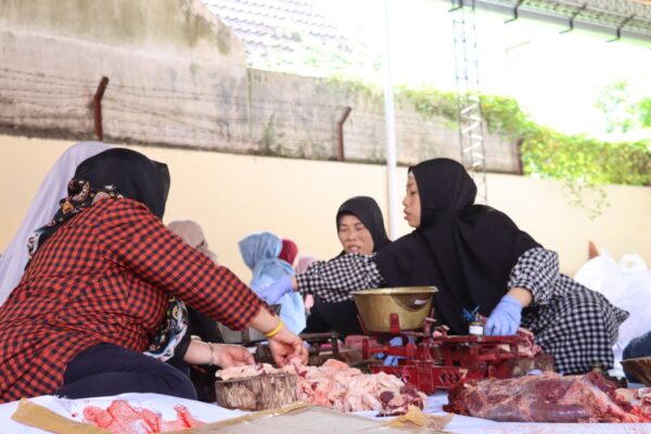 Kapolresta Banyuwangi Sholat Idul Adha Dilanjutkan Penyembelihan Dan Penyaluran Daging