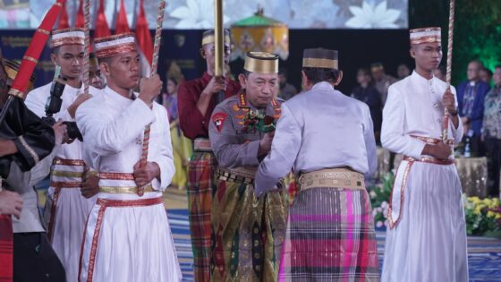 Kapolri Diberi Gelar Adat Pusaka Oleh Dewan Adat Dan Kerajaan Di