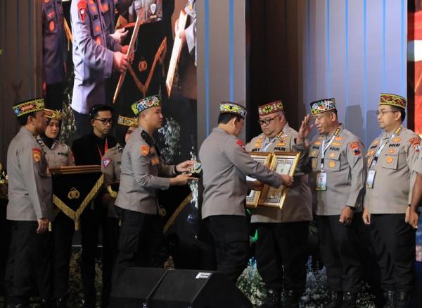 Mantap, Karo SDM Polda Jateng Kombes Pol Yohanes Ragil Dapat Penghargaan dari Kapolri