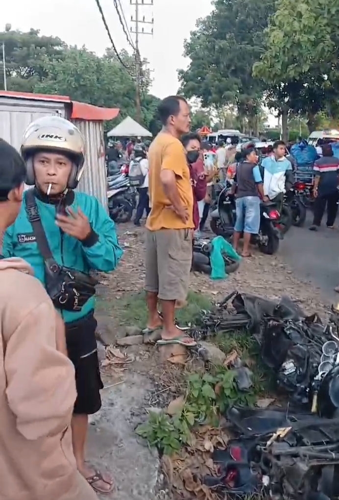 Kecelakaan Beruntun Di Perlintasan Kereta Api Giri Banyuwangi, Polisi Turun