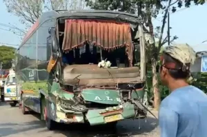 Kecelakaan Bus ALS Tabrak Truk di Mejobo Kudus, Sang Sopir Dilarikan ke RS