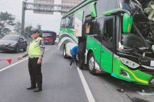 3 Orang Luka-luka Dalam Kecelakaan Bus Rombongan SMK VS Truk di Tol Semarang