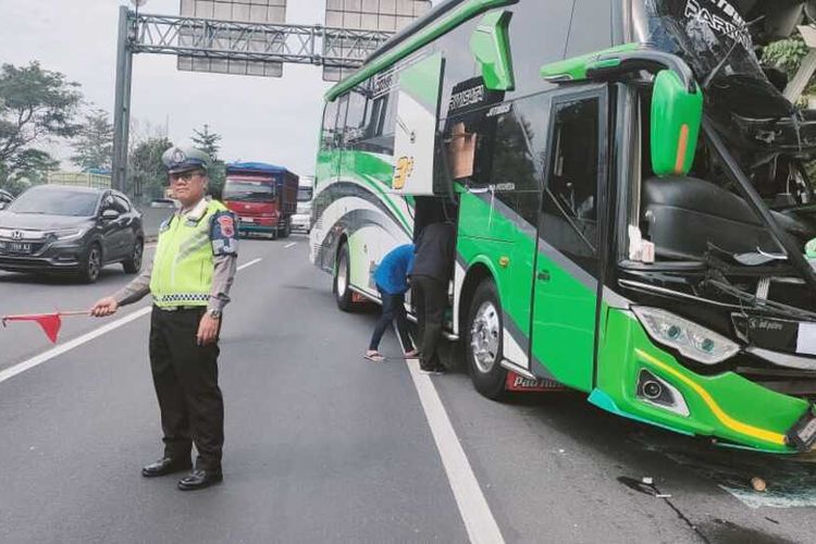 Kecelakaan bus rombongan smk vs truk di tol semarang, 3