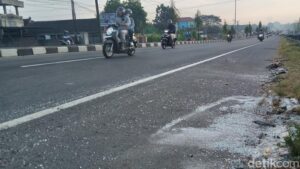 Adu Banteng dengan Truk, Panther Lompat Median Jalan Solo Klaten