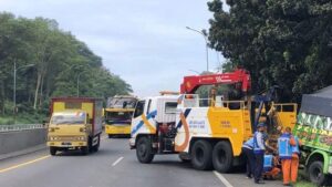 Sebuah Truk Sundul Truk di Tol Semarang Km 425, 1 Tewas