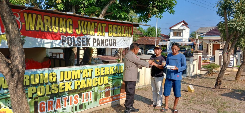 Kegiatan Rutin Hari Jum’at, Polsek Pancur Bagikan Nasi Kotak Ke