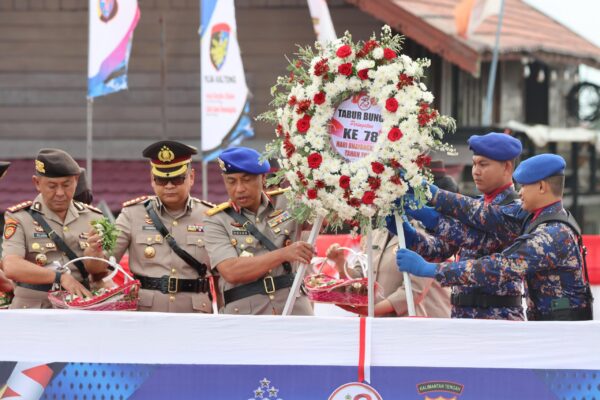 Kenang Jasa Pahlawan, Polda Kalteng Gelar Upacara Tabur Bunga Peringatan